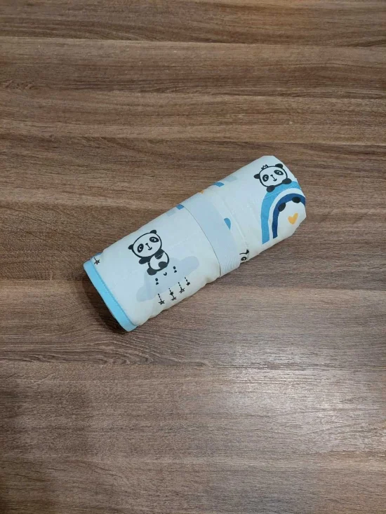 Подложки за повиване на бебе Непромокаема подложка за повиване на бебе ПАНДИ в синьо