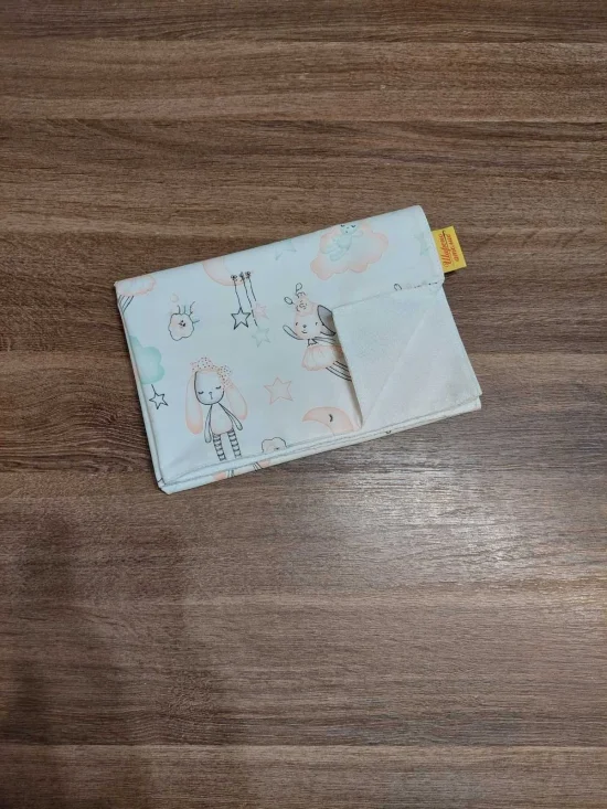Подложки за повиване на бебе Тънка непромокаема подложка за повиване на бебе ЛЕТЯЩИ ЗАЙЧЕТА